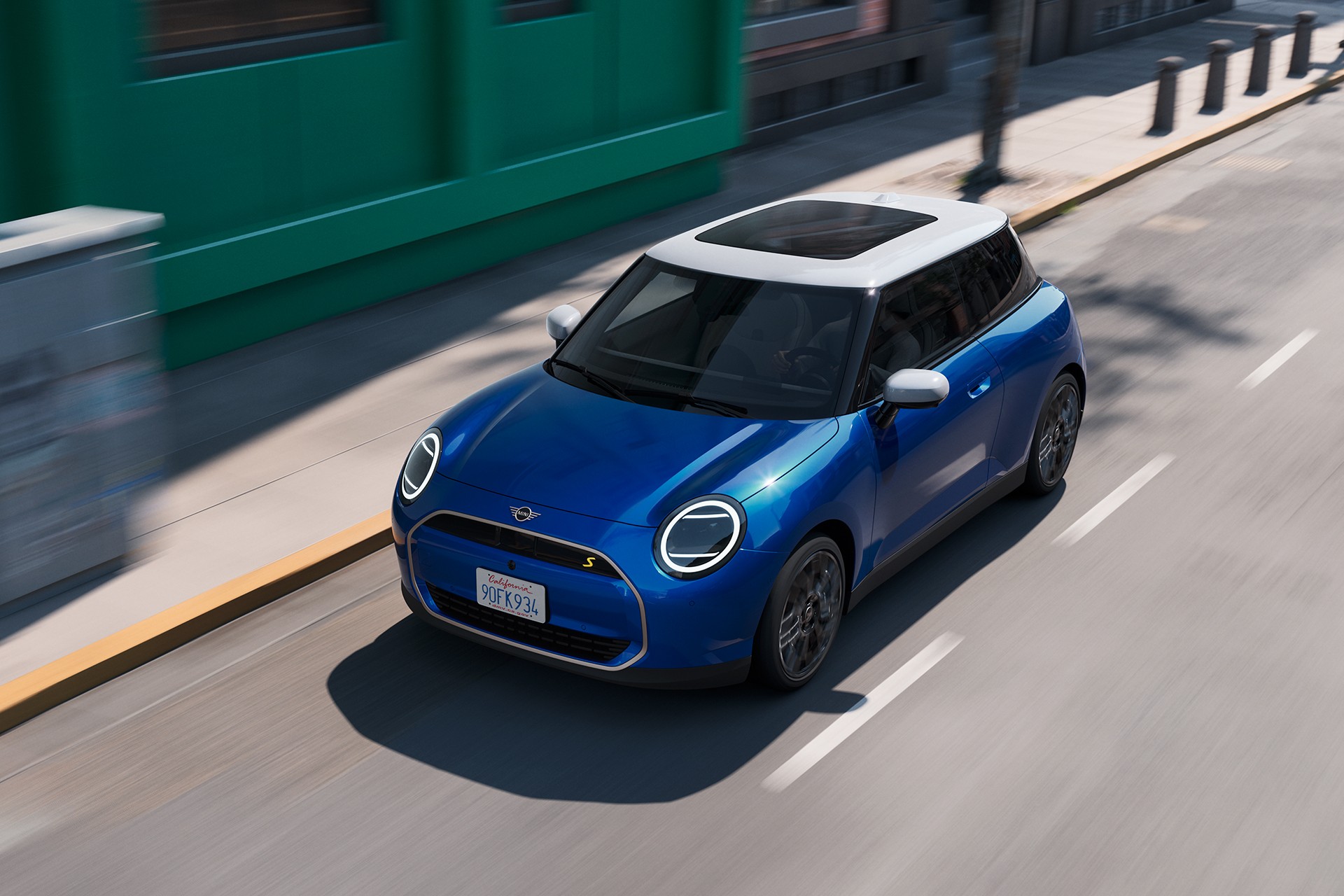 Повністю електричний MINI - заряджання - заряджання на роботі